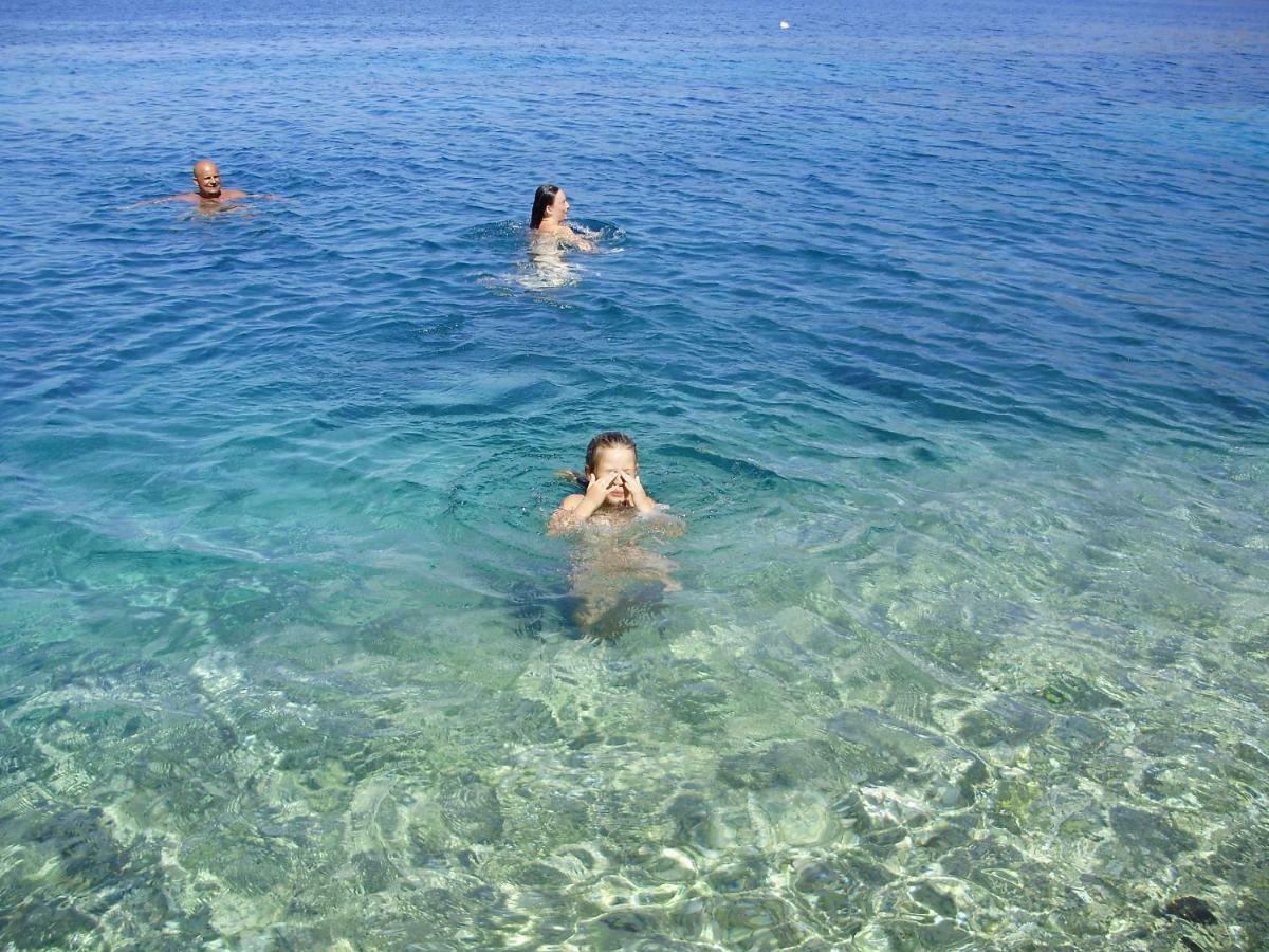 I&J Relaxing Beach Apartments Račišće Exteriör bild