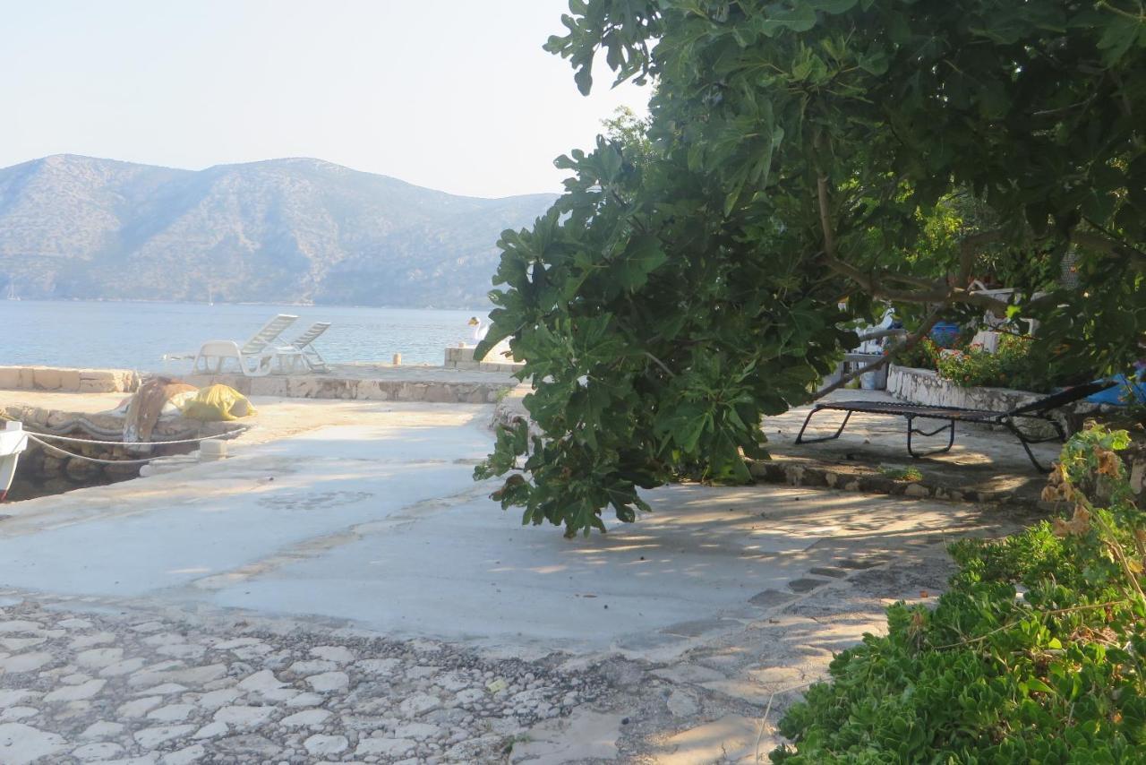 I&J Relaxing Beach Apartments Račišće Exteriör bild