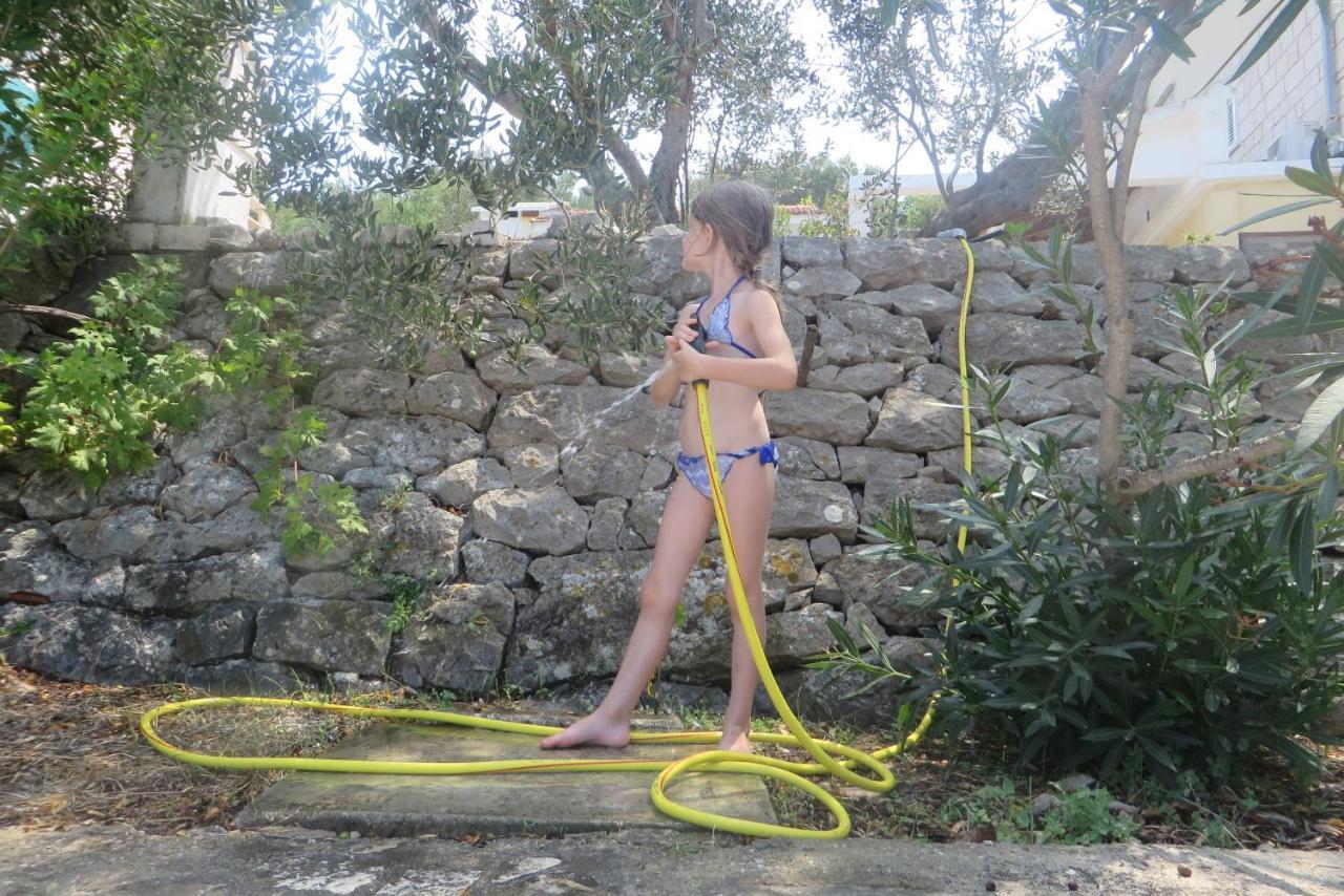 I&J Relaxing Beach Apartments Račišće Exteriör bild